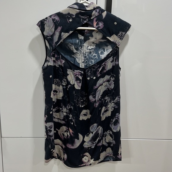 Skull Tank with Cutout - Picture 2 of 2